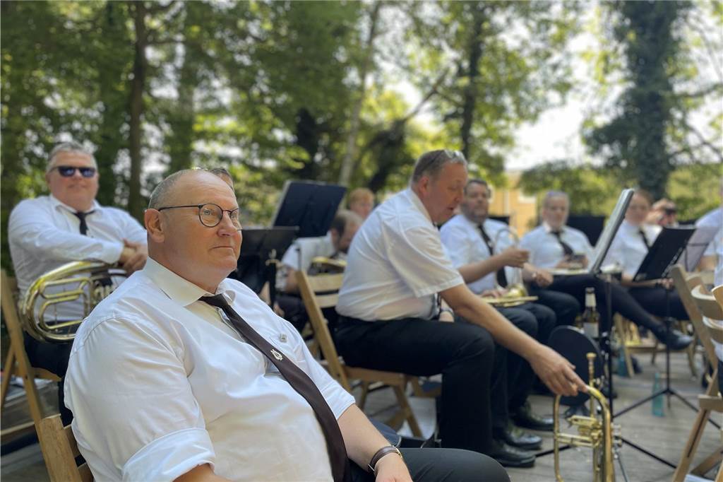 Strahlender Sonnenschein beim Vogelschießen des Junggesellenschützenvereins Asbeck. Der König freute sich nach seinem Siegertreffer ebenso wie die Besucher des Schützenfests.
