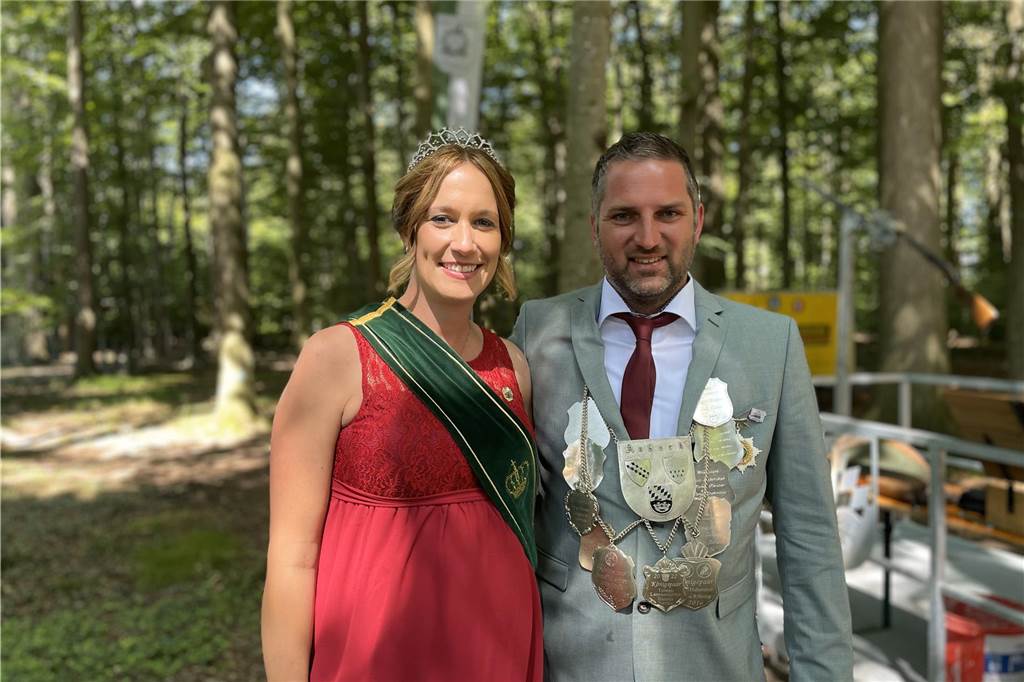Strahlender Sonnenschein beim Vogelschießen des Junggesellenschützenvereins Asbeck. Der König freute sich nach seinem Siegertreffer ebenso wie die Besucher des Schützenfests.