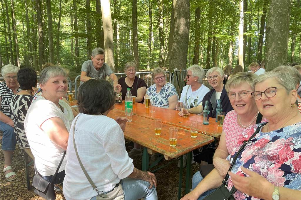 Strahlender Sonnenschein beim Vogelschießen des Junggesellenschützenvereins Asbeck. Der König freute sich nach seinem Siegertreffer ebenso wie die Besucher des Schützenfests.