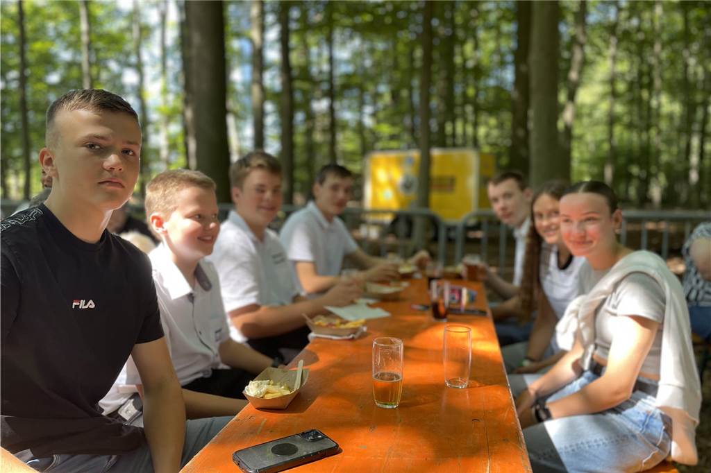Strahlender Sonnenschein beim Vogelschießen des Junggesellenschützenvereins Asbeck. Der König freute sich nach seinem Siegertreffer ebenso wie die Besucher des Schützenfests.