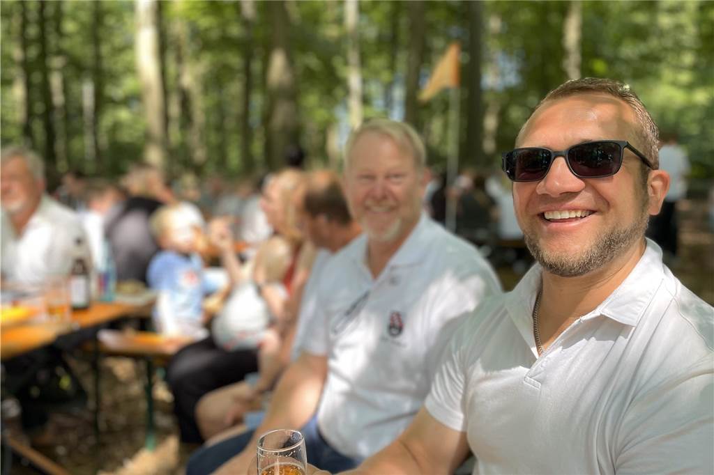 Strahlender Sonnenschein beim Vogelschießen des Junggesellenschützenvereins Asbeck. Der König freute sich nach seinem Siegertreffer ebenso wie die Besucher des Schützenfests.