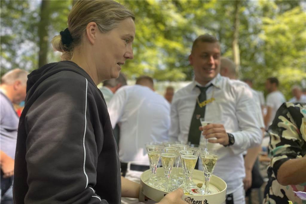 Strahlender Sonnenschein beim Vogelschießen des Junggesellenschützenvereins Asbeck. Der König freute sich nach seinem Siegertreffer ebenso wie die Besucher des Schützenfests.