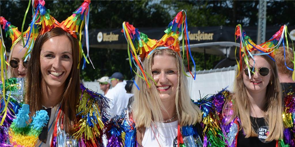 Mit Video und vielen Fotos: Sonne, Sand und gute Laune zum olympischen Einmarsch beim Dodgeball Strahlender Sonnenschein und hochsommerliche Temperaturen begleiteten den olympischen Einmarsch der Teams beim Dodgeball Beach Cup am Freitag. So sonnig wie das Wetter war auch die Stimmung bei den Teilnehmern.