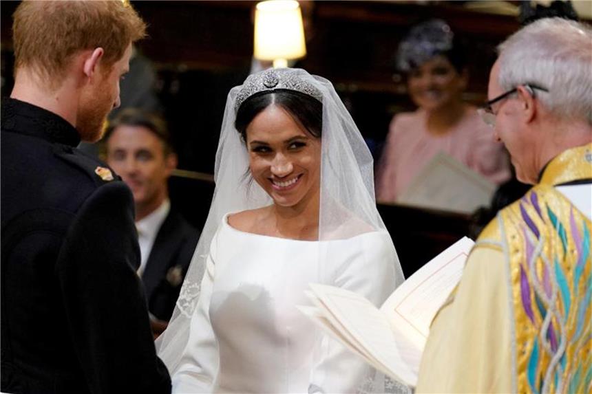 Frischer Wind für die Monarchie - „Die Liebe hat Macht“ Strahlendes Lächeln beim Ja-Wort: Viele Adelsexperten erwarten von Meghan Markle frischen Wind für das Königshaus. Foto: Dominic Lipinski/PA Wire