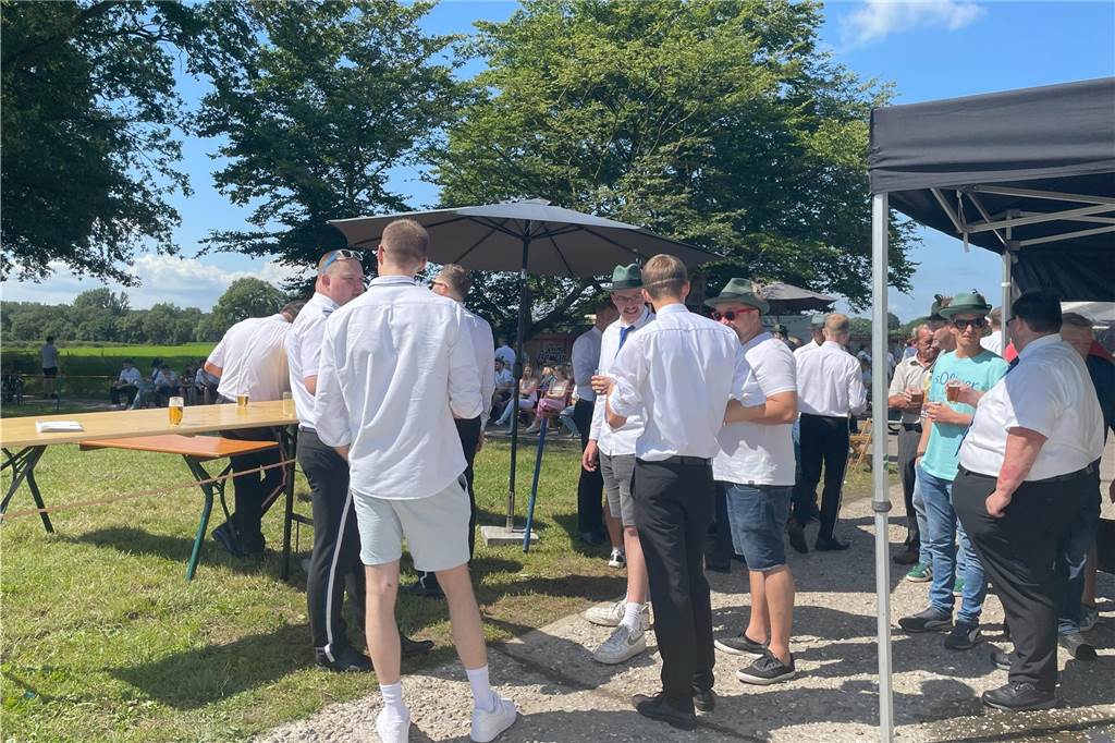 Strahlendes Wetter und beste Wettkampfstimmung: Heiß gings her beim Vogelschießen des Schützenvereins St. Laurentius Estern 1710 in Stadtlohn.