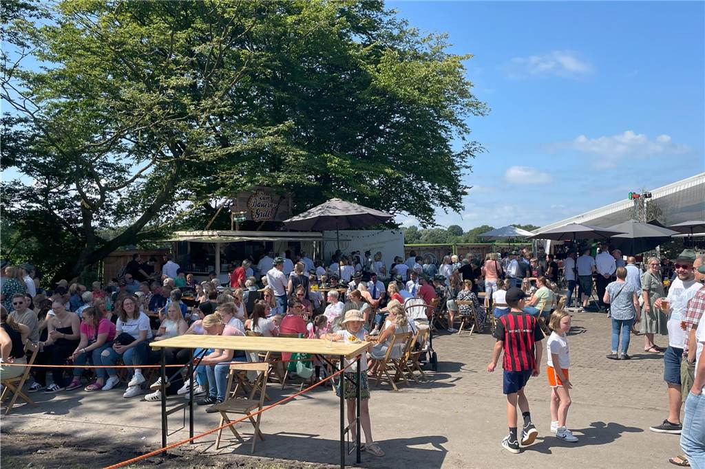 Strahlendes Wetter und beste Wettkampfstimmung: Heiß gings her beim Vogelschießen des Schützenvereins St. Laurentius Estern 1710 in Stadtlohn.
