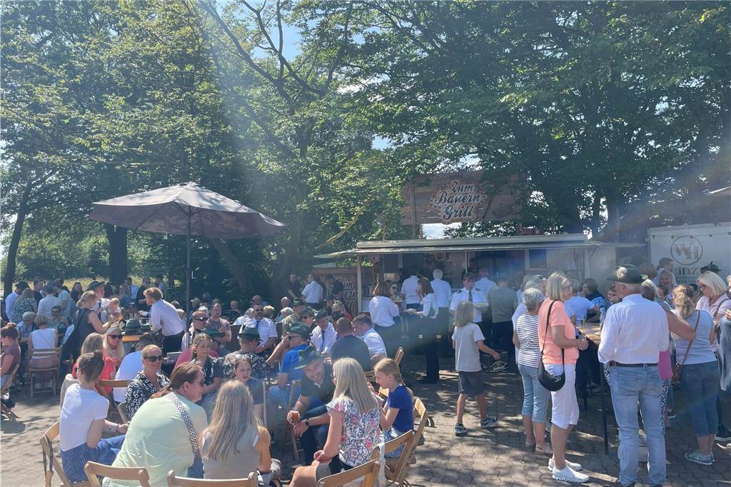 Strahlendes Wetter und beste Wettkampfstimmung: Heiß gings her beim Vogelschießen des Schützenvereins St. Laurentius Estern 1710 in Stadtlohn.