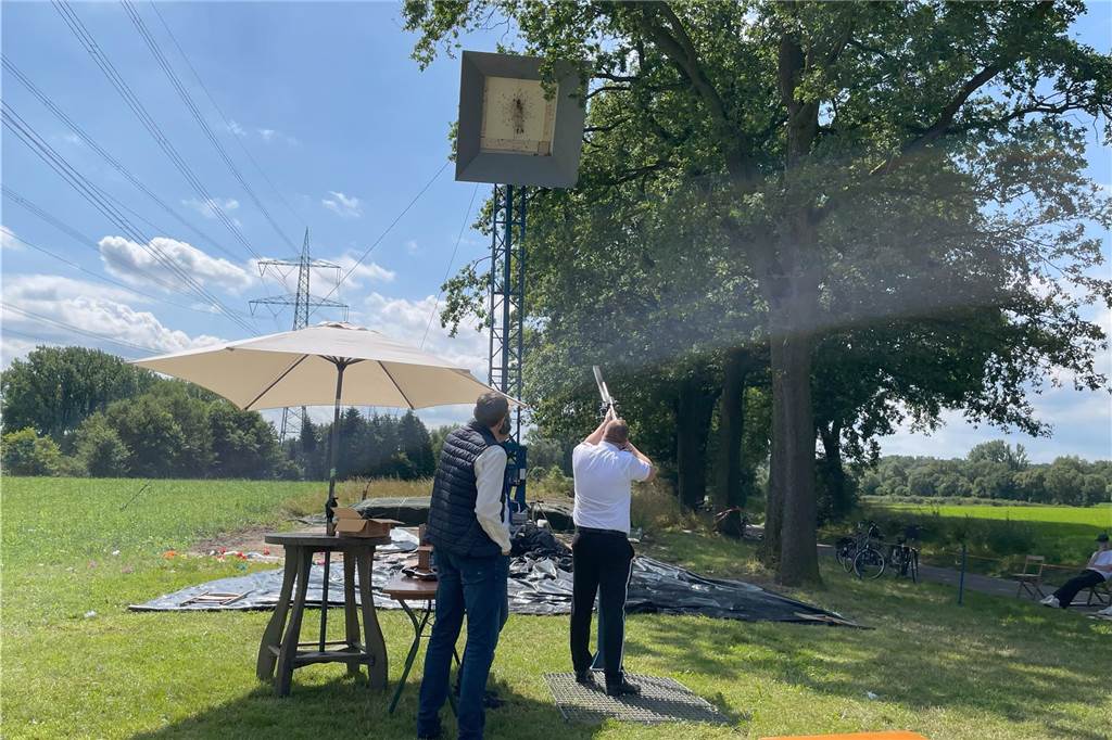 Strahlendes Wetter und beste Wettkampfstimmung: Heiß gings her beim Vogelschießen des Schützenvereins St. Laurentius Estern 1710 in Stadtlohn.