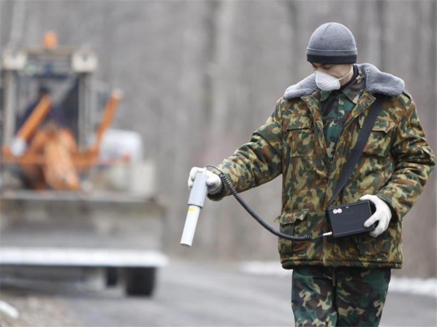 «Ernste Lehre für die Menschheit»: Gedenken an Tschernobyl Strahlenmessung: Der Soldat Sergej Horloogijn untersucht die Belastung nahe der 30-Kilometer-Sperrzone rund um Tschernobyl. Foto: Tatyana Zenkovich/Archiv