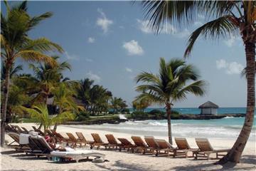 Strand in Punta Cana in der Dominikanischen Republik: Für Pauschalreisen in die Karibik haben viele Veranstalter zum kommenden Winter die Preise gesenkt. Foto: Christian Röwekamp