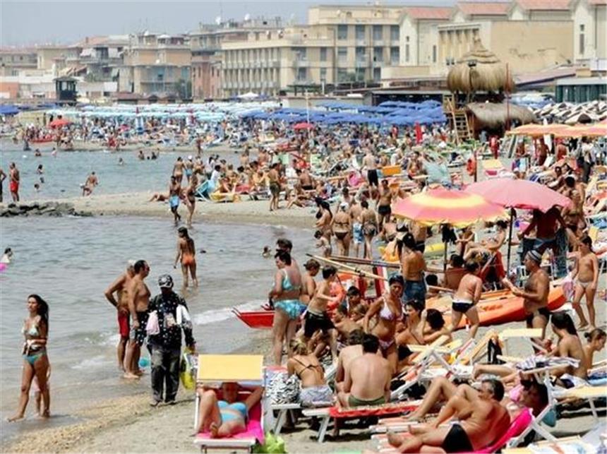 TUI: Reisepreise steigen Strandleben am Strand von Ostia in Rom (Archivfoto vom 22.7.2007).