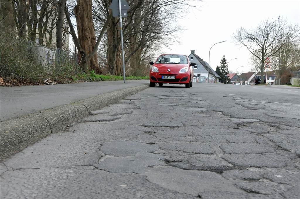 Wickede: Erste Sahne zum Einkaufen, aber eine hohe Verkehrsbelastung Straßen, wie hier der Pleckenbrink, sind in einem katastrophalen Zustand.