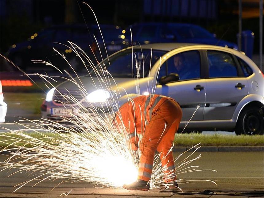 Urteil: Mindestlohn für Nachtzuschläge und Feiertage Strassenarbeiten bei Nacht. Foto: Hendrik Schmidt
