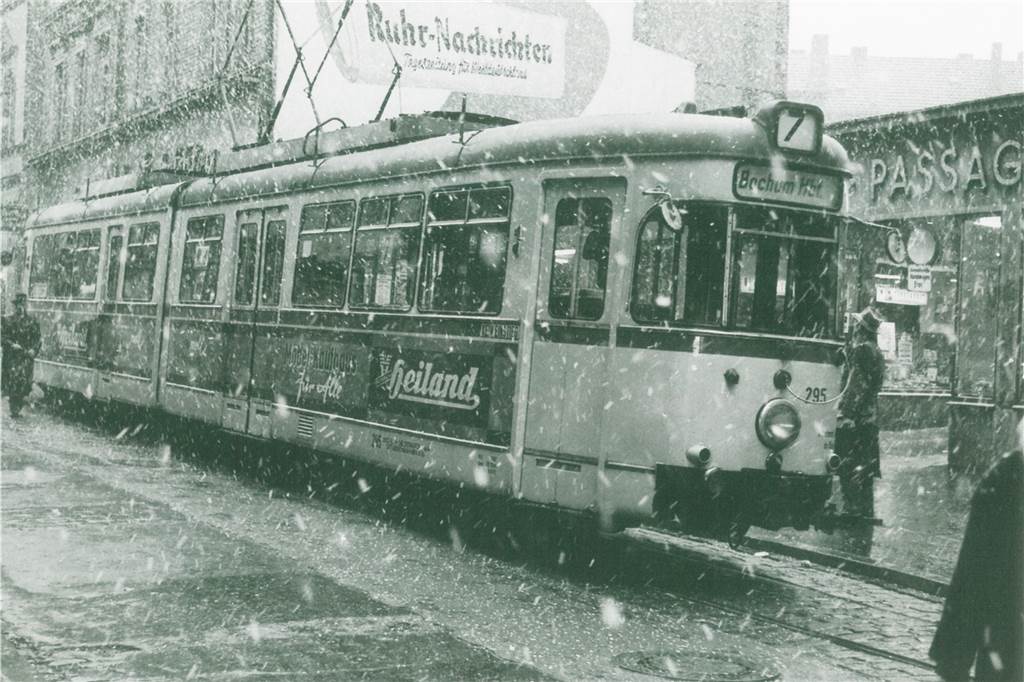 Straßenbahnen wie diese an der Münsterstraße verbanden früher die Stadtteile. Als letzte wurde Linie 7 1967 stillgelegt.