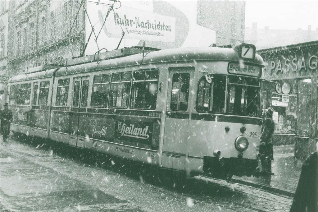 Ludwig Schönefeld weiß (fast) alles über Straßenbahnen in Castrop-Rauxel Straßenbahnen wie diese an der Münsterstraße waren lange ein bekanntes Bild in Castrop-Rauxel. Als letzte wurde die Linie 7 nach Bochum 1967 stillgelegt.