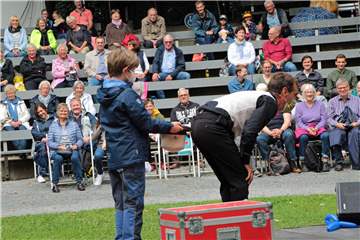 Straßenkünstler und Publikum harmonierten gut in der Freilichtbühne Werne. Wie hier Jonglage-Clown Javi Javichy mit einem Jungen von den Zuschauerrängen.