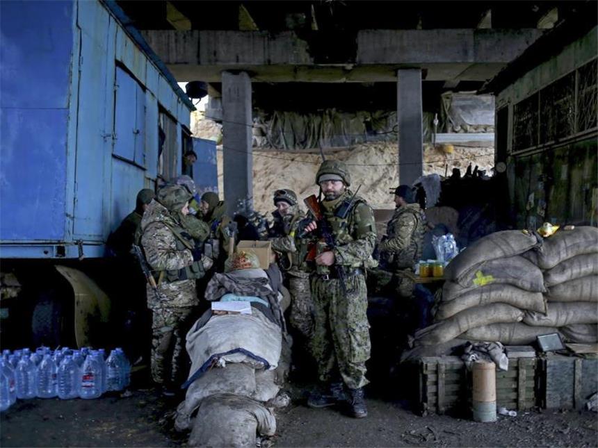 Minsk-Gipfel soll Waffenruhe für Ukraine bringen Straßensperre der regulären ukrainischen Armee im umkämpften Osten des Landes. Foto: Anastasia Vlasova