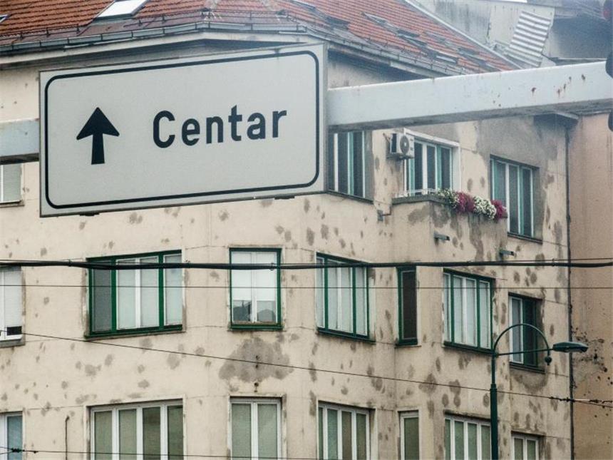 Erinnerung an den Krieg: Sarajevos "Tunnel des Lebens" Straßenszene im Zentrum Sarajevos - auf vielen Häuserfassaden erkennt man noch gut die Spuren der Einschläge von Granaten und Scharfschützenmunition. Foto: Philipp Laage/dpa-tmn