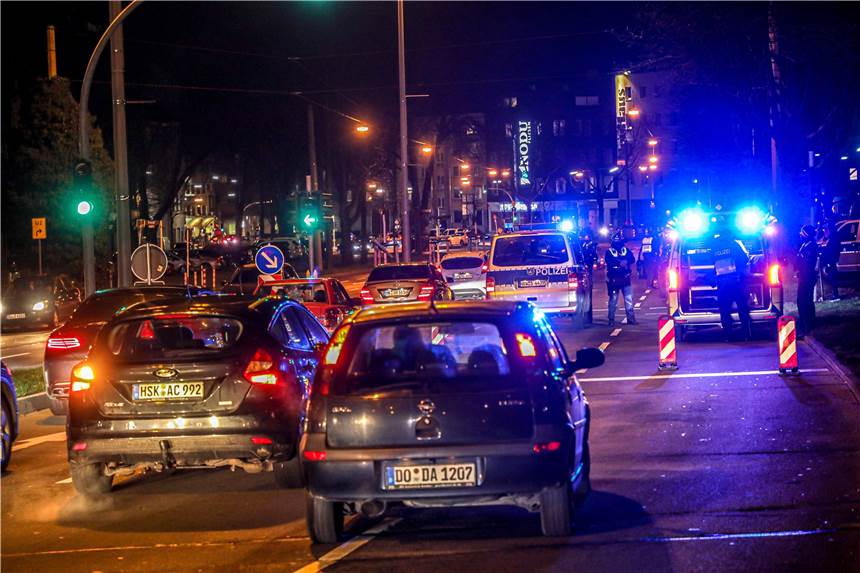 Genervt von der Polizei? Wall-Raser verließen die City - und kehrten später zurück Strategische Fahndung: Auch an diesem Wochenende kontrollierte die Polizei wieder die Wall-Szene in Dortmund.