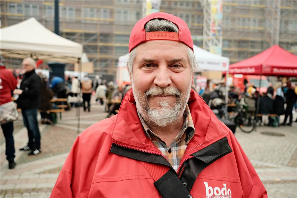 Wohnungslosenhilfe: Rund 200 Dortmunder kamen zur Armenspeisung am Rathaus Stratos Theodoridis war bis Ende 2020 wohnungslos und am Sonntag Gast bei der Armenspeisung am Rathaus.