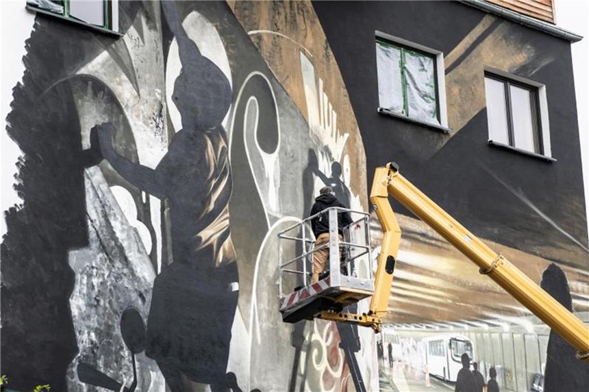 Berlin Mural Fest: Streetartkünstler gestalten Hauswände Streetartkünstler Tasso legt letzte Hand an sein Kunstwerk an. Foto: Paul Zinken