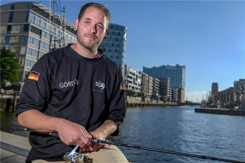 Angeln 2.0: Streetfishing in Hamburg Streetfisher Gordon Naumann in der Hafencity an den Magellan-Terrassen. Foto: Axel Heimken