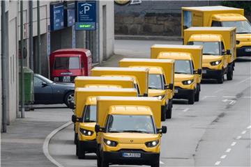 Streetscooter der Deutschen Post fahren durch die Stadt. Foto: Armin Weigel/Archiv