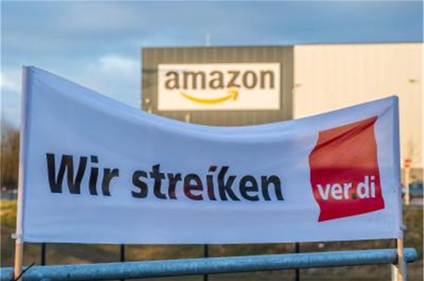 Bis zu 400 Amazon-Mitarbeiter streiken in Leipzig Streik im Amazon-Logistik-Zentrum in Werne. Foto: Guido Kirchner/Archiv