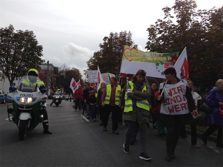 AWO-Streik - 285 Kinder betroffen Streikende AWO-Mitarbeiter zogen über den Königswall.