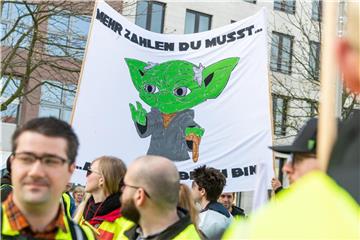 Streikende in Berlin: Mit den Warnstreiks will Verdi kurz vor der dritten Tarifrunde für die Beschäftigten der Kommunen und des Bundes den Druck erhöhen. Foto: Christophe Gateau/