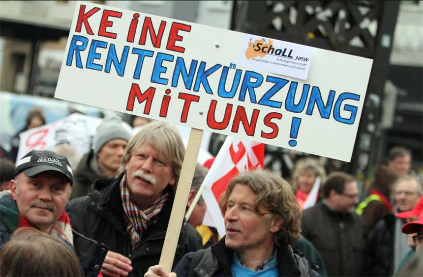1700 Beschäftigte legten Arbeit nieder Streikende Lehrer am 4.3.2015 in Bielfeld.