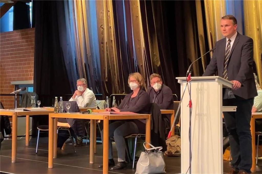 Halbzeit für den Stadtrat: Warum wird öffentlich so wenig gestritten, Herr Stockhoff? Tobias Stockhoff am Rednerpult vor dem Dorstener Stadtrat