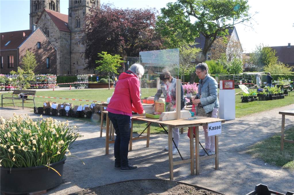 Strenge Sicherheitsvorkehrungen galten auf dem Pflanzenmarkt.
