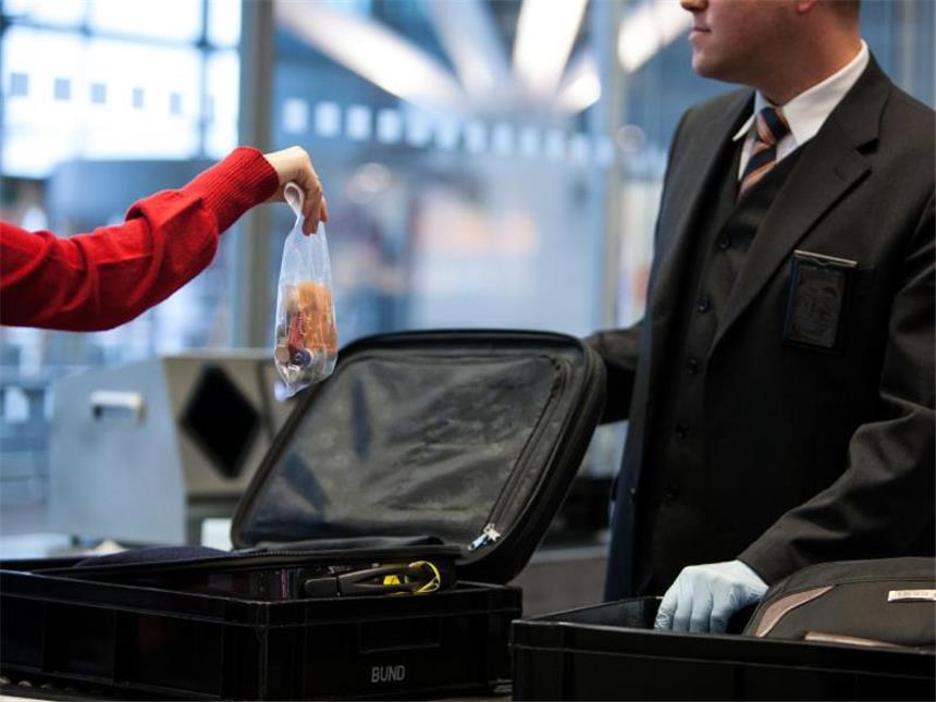 Stress für alle Beteiligten: Kaum ein Passagier ist gerne in der Fluggastkontrolle. Für die Mitarbeiter ist es häufig aber auch kein leichter Job. Foto: Christin Klose/dpa-tmn