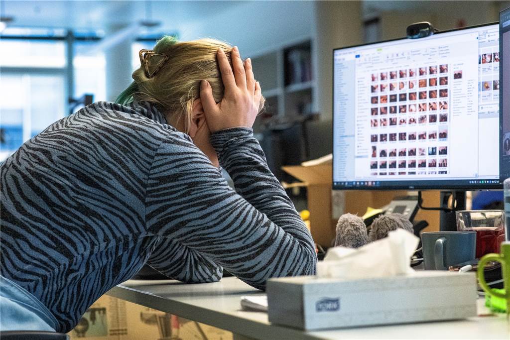 Selbstzweifel oder Stress? Gründerinnen helfen mit Onlinekursen Eine Frau sitzt vor einem Computer.