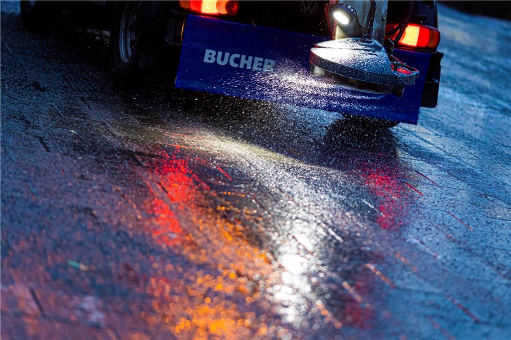 Die ganze Nacht im Einsatz: Straßenmeisterei Legden mit 9 Fahrzeugen unterwegs Streufahrzeuge verteilten am Morgen Streumittel auf den Straßen im Nordkreis.