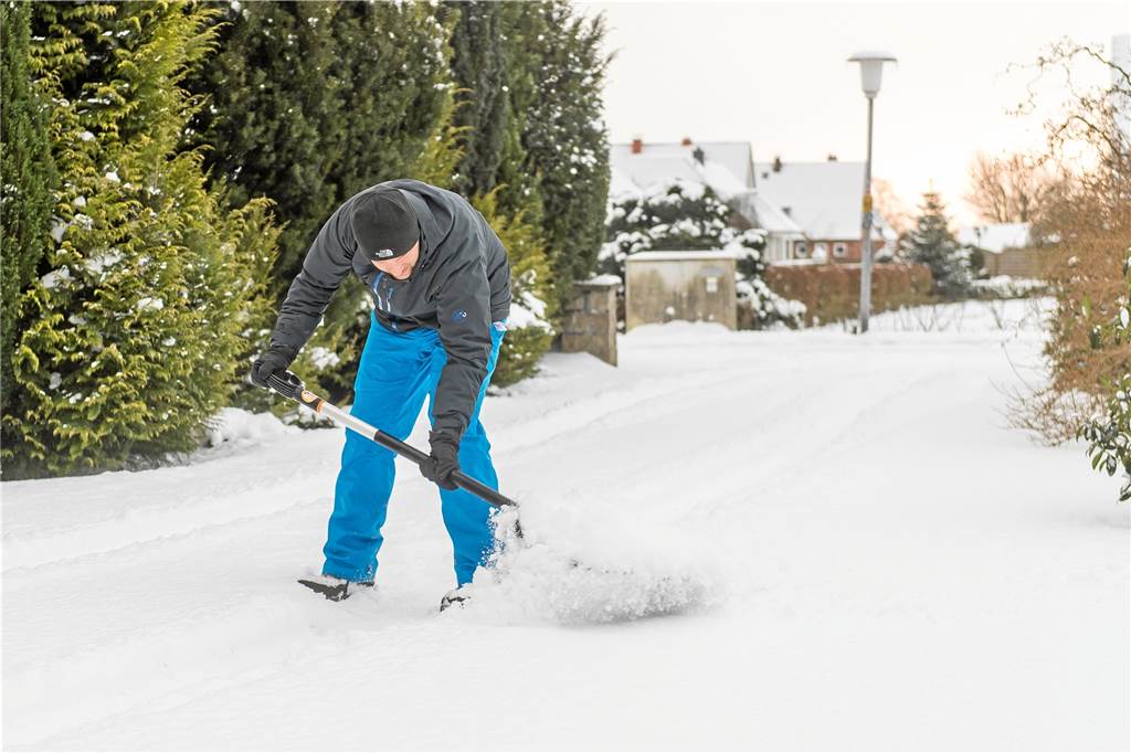 Schneefall und Winterdienst: Eigentümer oder Mieter sind in der Pflicht Streusalz ist vielerorts verboten: Schnee schieben gehört daher meistens zu den Pflichten von Haus- und Grundstückseigentümern. Die Obliegenheit lässt sich vertraglich auf Mieter übertragen.