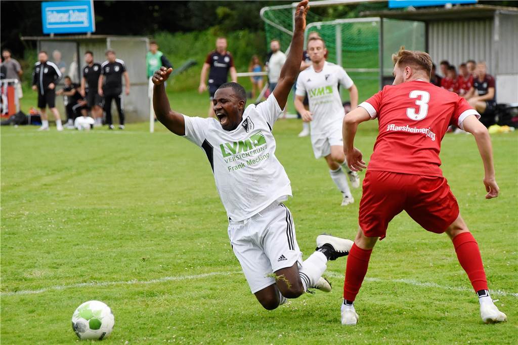 Duell mit der Zeit und auffällige Talente Strittige Szene: Mamadi Camara fällt im Concordia-Strafraum im Duell mit Timo Heimann und bekommt den Elfmeter, der dem SV Lippramsdorf am Ende zum Sieg reicht. Für die Flaesheimer war es eher kein Strafstoß.