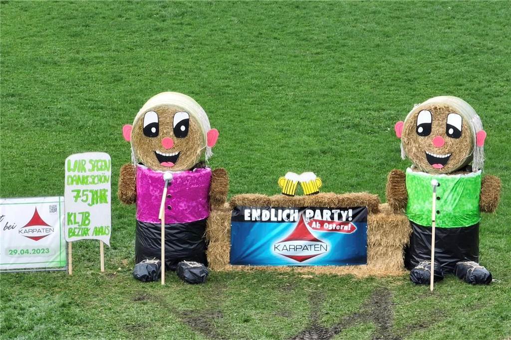 Strohpuppen am Mikro: Für die KLJB Wessum steht die Musik neben dem BIertresen im Vordergrund.