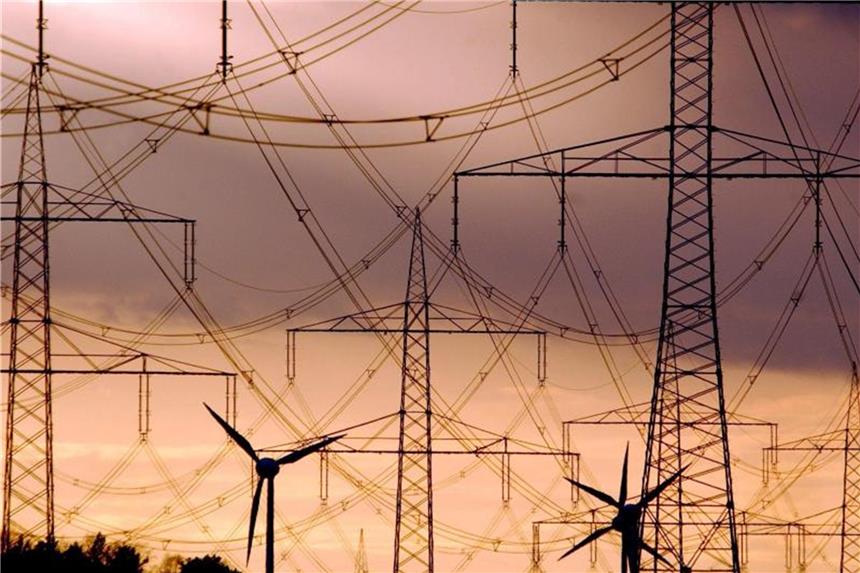 Stromnetz: Tennet meldet Rekordkosten für Noteingriffe Strommasten und Windräder heben sich wie Scherenschnitte vom farbenprächtigen Abendhimmel ab. Foto: Patrick Pleul