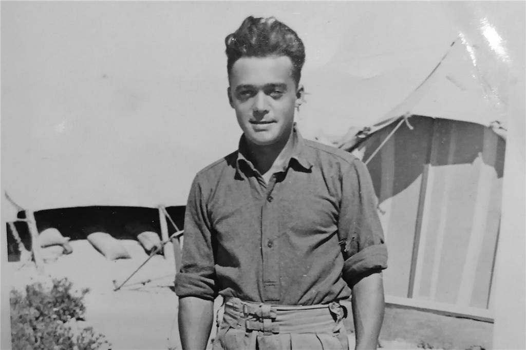 102-jähriger Dortmunder erzählt: „Ich hätte Hitler erschießen können“ "Strong Man" lautet der Titel dieses Bildes im Fotoalbum. Es zeigt Heinz Becker während der Kriegsgefangenschaft in der Wüste Ägyptens.