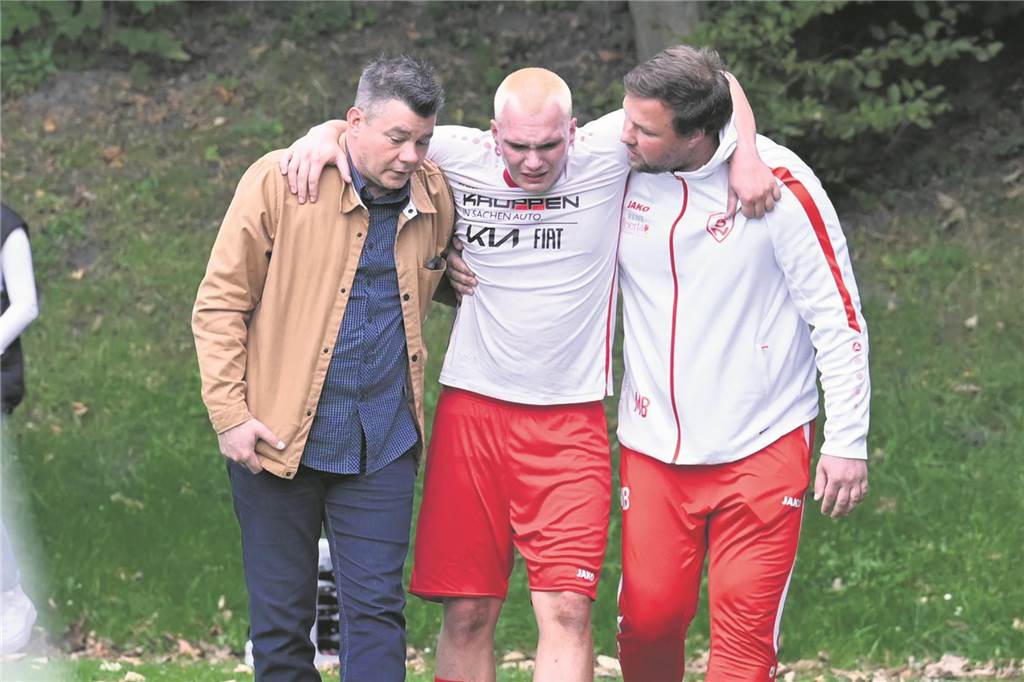 Krankenwagen-Einsatz trübt Stuckenbuscher Sieg: Flaesheims Trainer wettert über Schiedsrichter Verletzung Philip Knuf