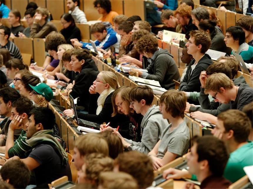 Immer weniger Schüler und Studenten erhalten Bafög Studenten an der Technischen Universität in München: Die Zahl der Bafög-Empfänger sinkt. Foto: Peter Kneffel