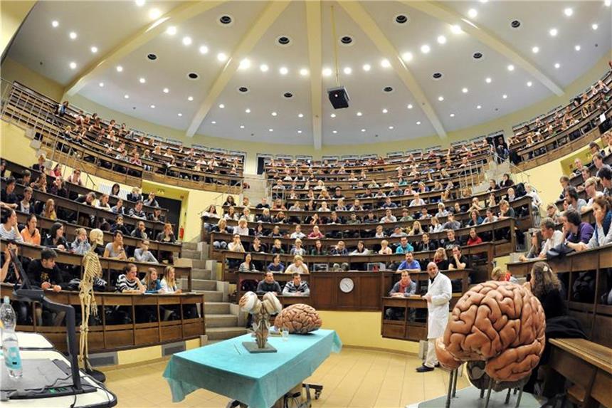 Wartezeit für Medizinstudium wird abgeschafft Studenten der Human- und Zahnmedizin hören im historischen Hörsaal am Institut für Anatomie der Universität Leipzig eine Vorlesung zu Neuroanatomie. Foto: Waltraud Grubitzsch