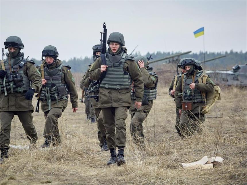 Westliche Soldaten und Tote: Ukraine droht neue Eskalation Studenten der ukrainischen Militärakademie. Noch ist kein Ende des blutigen Bürgerkriegs absehbar. Foto: Sergei Kozlov