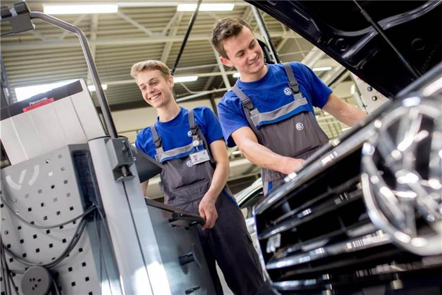 Volkswagen will ab 2019 Software-Entwickler selbst ausbilden Studenten führen in der Ausbildungswerkstatt von Volkswagen eine Fahrzeugdiagnose durch. Foto: Hauke-Christian Dittrich