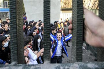 Studenten protestieren am 30.12.2017 in der Universität von Teheran gegen die Regierung. Foto: AP/dpa