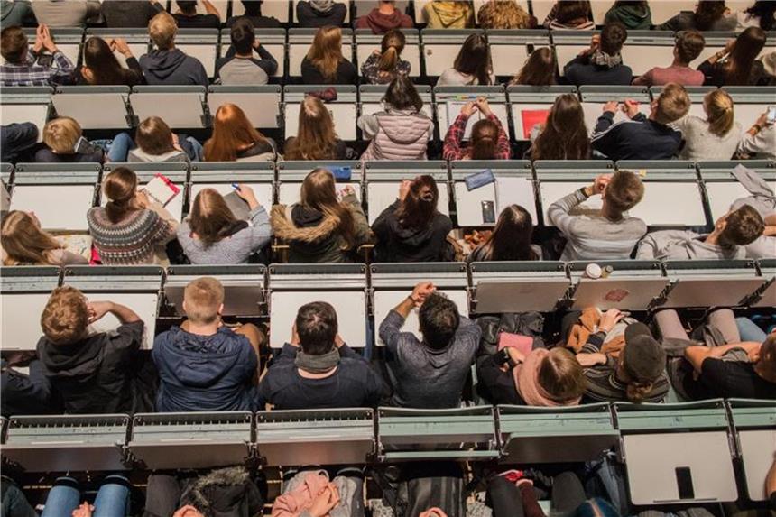 Knapp 757 000 Menschen studieren an NRW-Hochschulen Studenten verfolgen die Erstsemesterbegrüßung. Foto: Rolf Vennenbernd/Archiv
