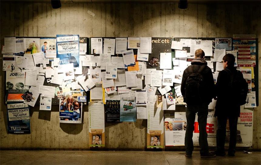 Neue Studie: Wohnraum für Studenten wird knapper Studenten vor einem schwarzen Brett mit Wohnungsanzeigen.
