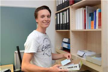 Studentische Hilfskräfte wie Jakob Kemper helfen bei der Planung der Lehre im Büro. Foto: Judith Michaelis